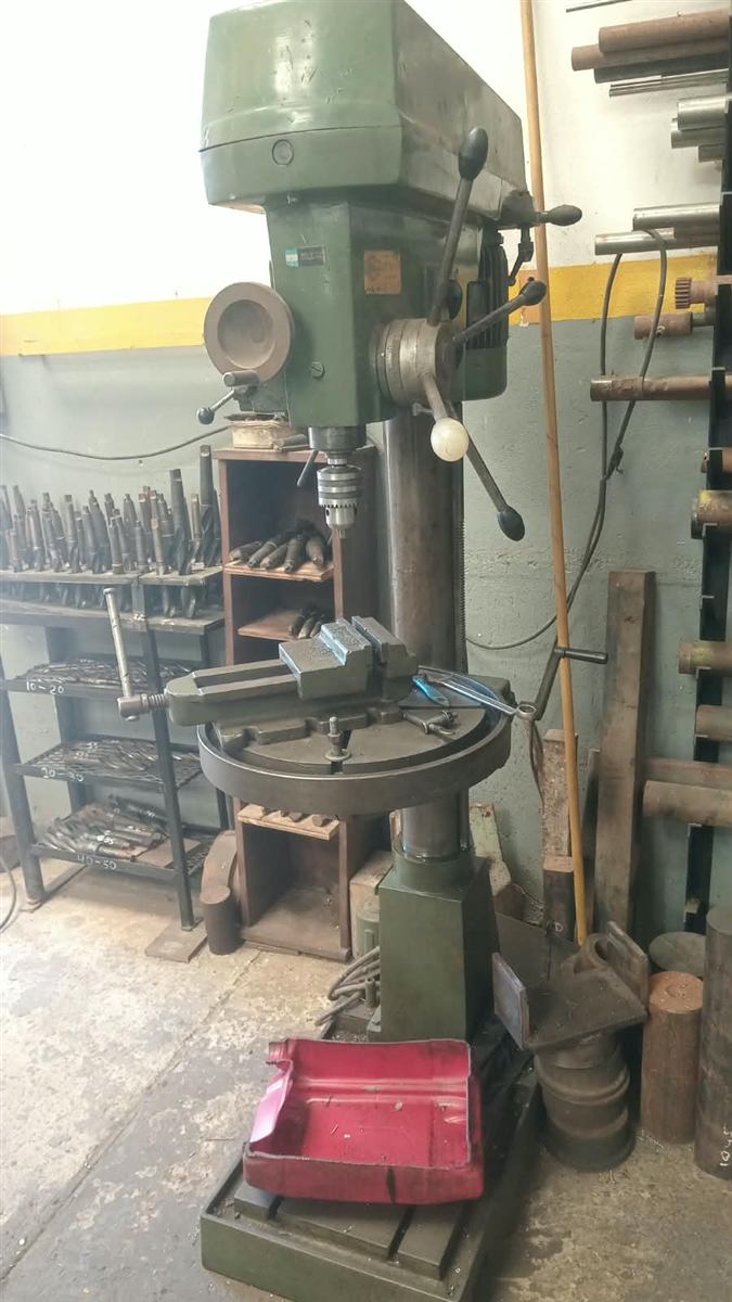Agujereadora de columna con morsa