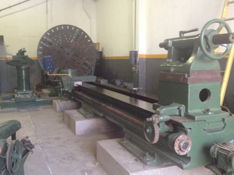 Torno de gran capacidad con pieza larga montada