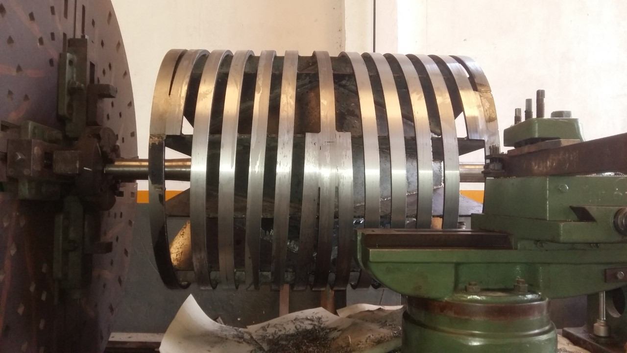 Tambor metálico en proceso de torneado