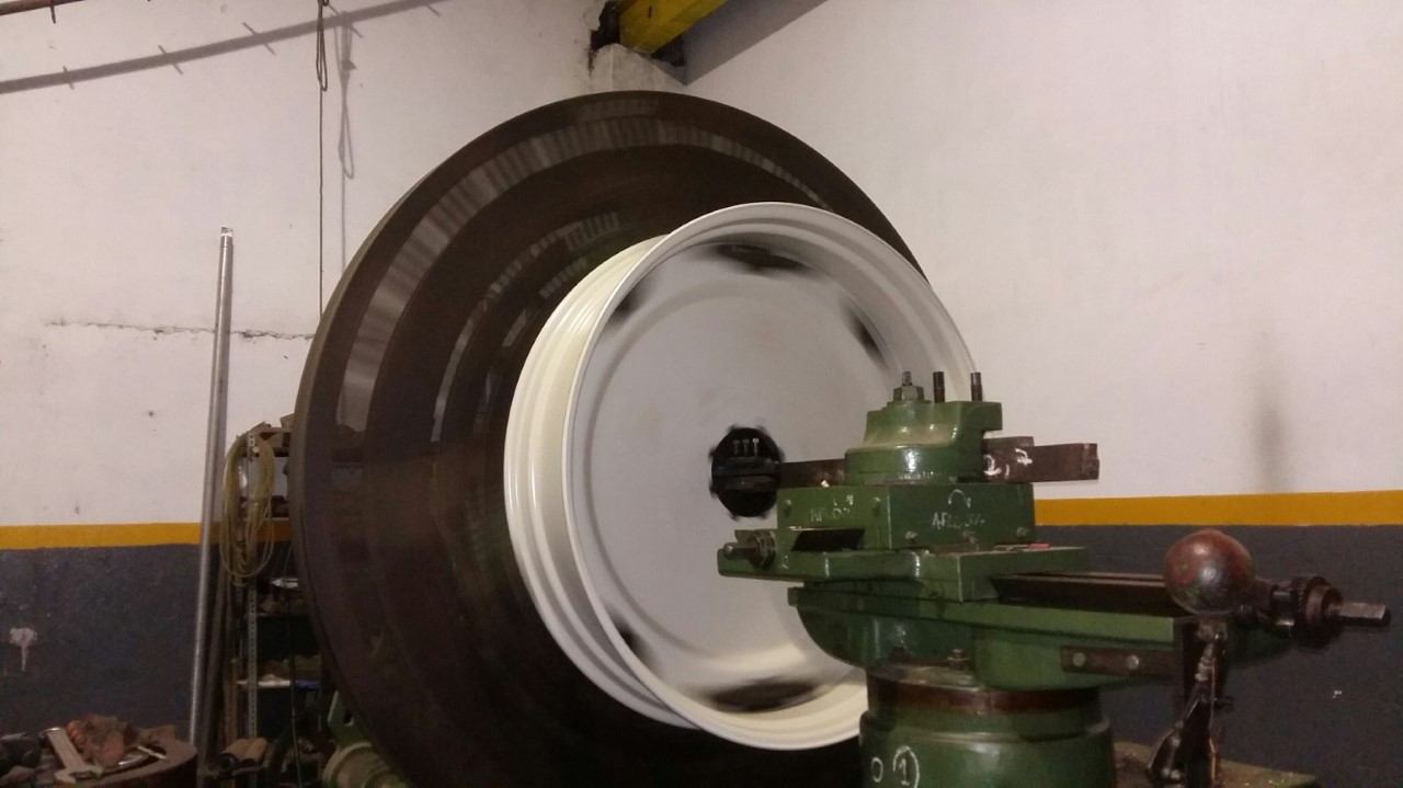 Pieza circular de gran diámetro montada en el plato del torno