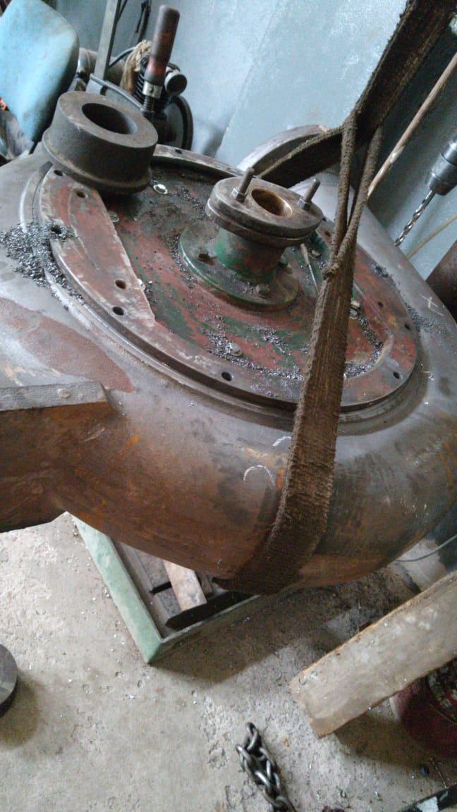 Pieza metálica de gran porte en el taller
