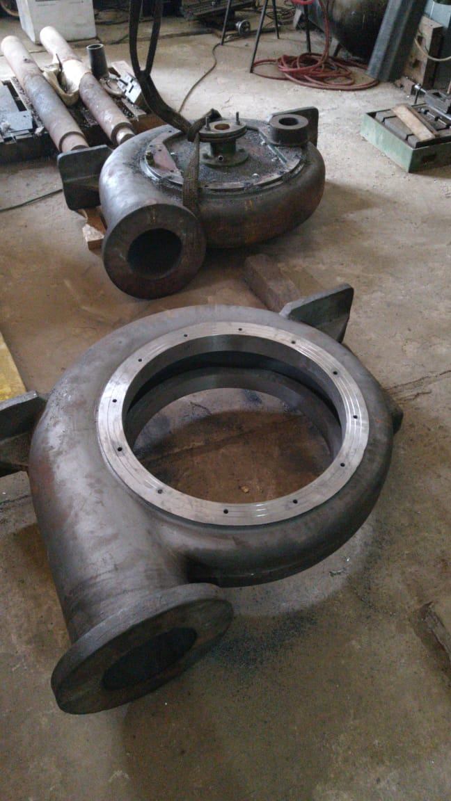 Carcasa y componentes de bomba en el taller